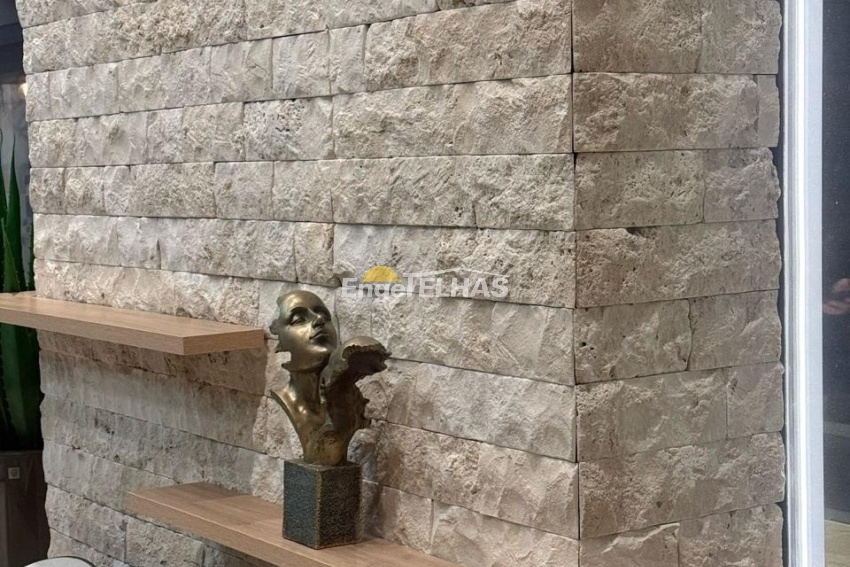 Pedra Travertino: O Revestimento Natural Escolhido em Projetos de Alto Padrão em Santa Catarina